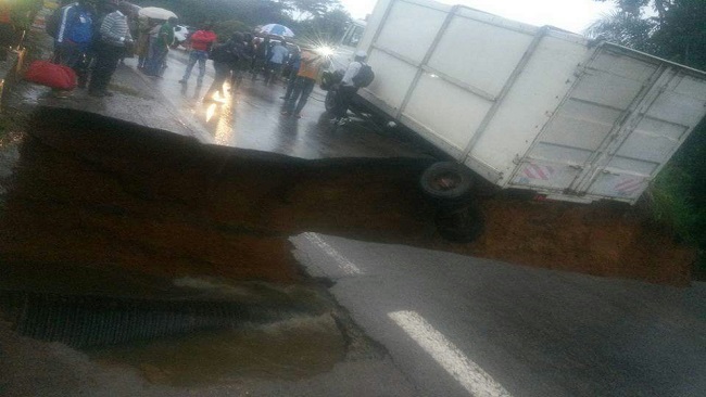 Hundreds of  passengers stranded on the Douala-Yaounde Highway