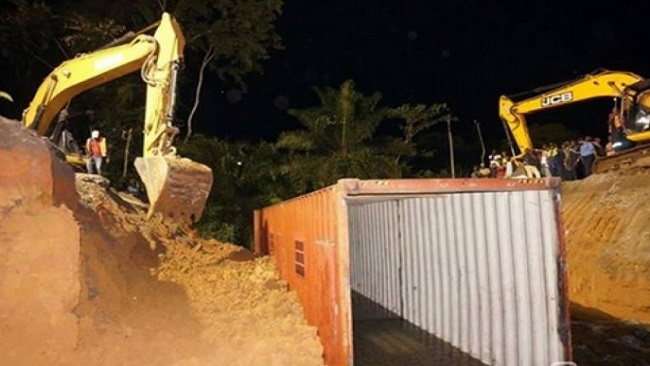Yaounde-Douala Highway Crisis: CPDM regime repairs bridge using a container