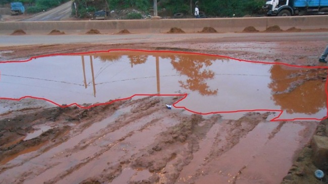 Yaounde: Large hole on the Olembe axis brings headache to hundreds of drivers