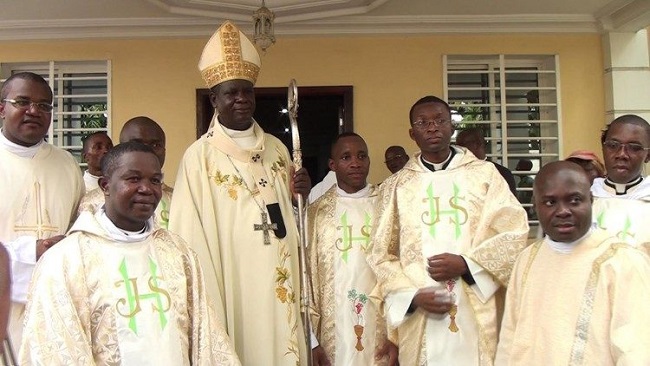 French Cameroun: Hundreds Rush for Archbishop Kleda’s herbal COVID-19 ‘cure’