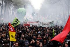 France: Paris police fight off protesters in railway rally clashes