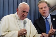 Pope Francis says sorry for slapping devotee