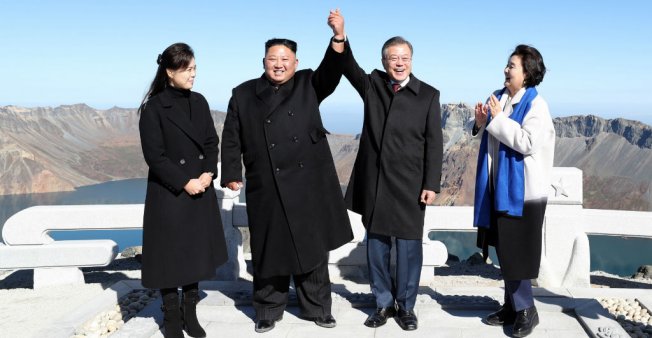 Presidents of the two Koreas cap summit with trek up Mount Paektu