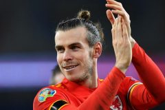 Zinedine Zidane urges fans to back under-fire Bale