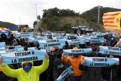 Catalan separatists block Spain-France highway