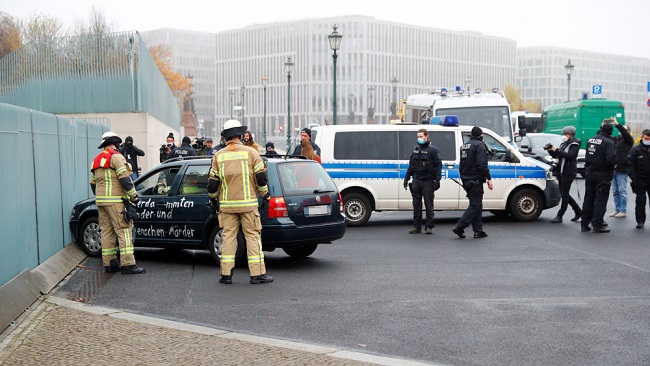 Bundes: Car crashes into gate of German Chancellor Merkel’s office