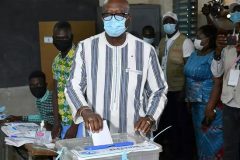 France-Afrique: Burkina Faso president far ahead at midway point in vote count