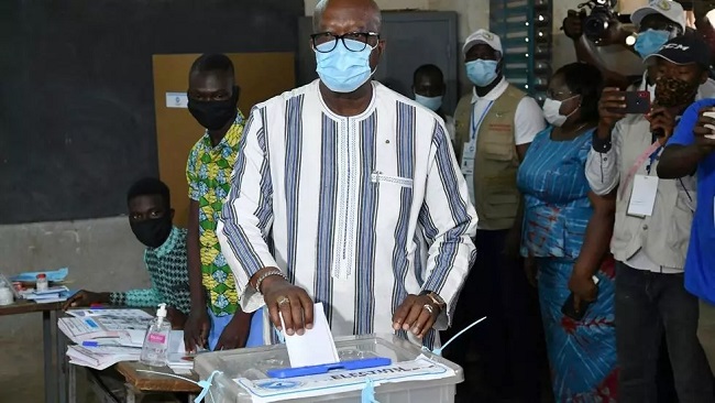 France-Afrique: Burkina Faso president far ahead at midway point in vote count