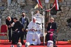 Francis Pope visits Iraqi Christians, leads prayer for ‘victims of war’ in Mosul