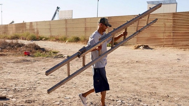 US: Trump’s $15 billion border wall being easily defeated by $5 ladders