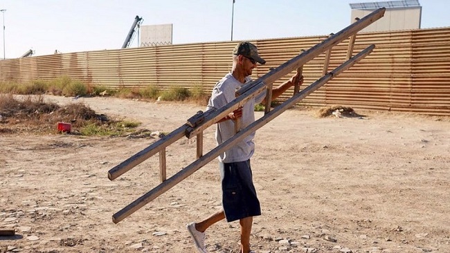 Trump’s wall US: Trump’s $15 billion border wall being easily defeated by $5 ladders