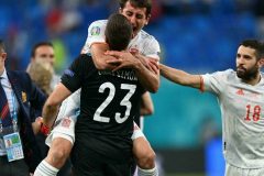 Football: Simon saves lift Spain past Swiss on penalties to reach semi-finals