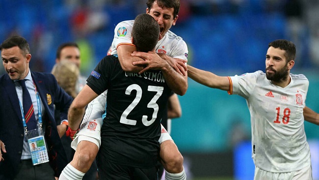 Football: Simon saves lift Spain past Swiss on penalties to reach semi-finals