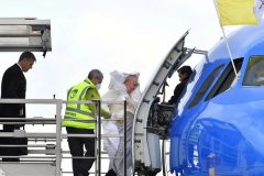The Holy Father boards plane via lift to Malta
