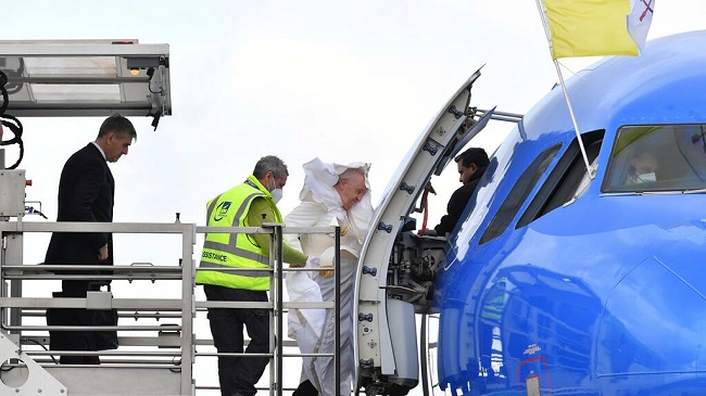 The Holy Father boards plane via lift to Malta