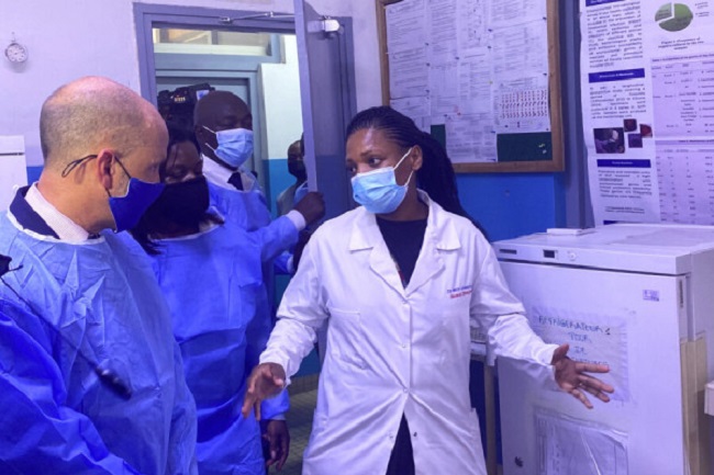 Douala: U.S. Ambassador Visits Laquintinie Hospital to Highlight Washington’s Health Assistance