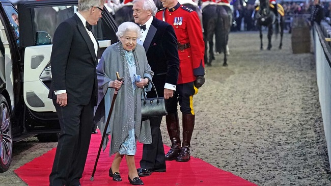 UK: Queen Elizabeth’s doctors ‘concerned’ for her health