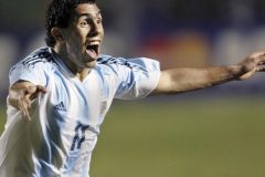Football: Argentina forward Tevez announces retirement