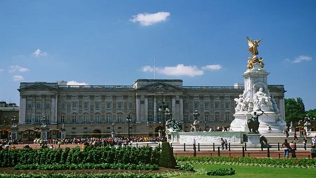Buckingham Palace becomes shrine for a grieving nation