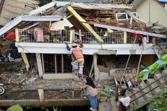 Many school children among 252 dead in Indonesia quake