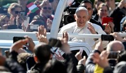 Pope Francis: Tens of thousands gather for mass in Hungary
