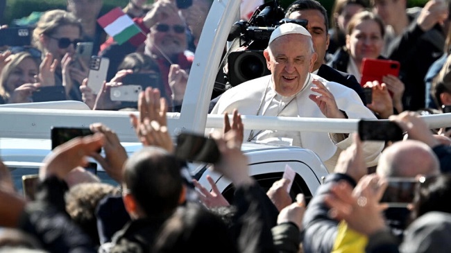 Pope Francis: Tens of thousands gather for mass in Hungary