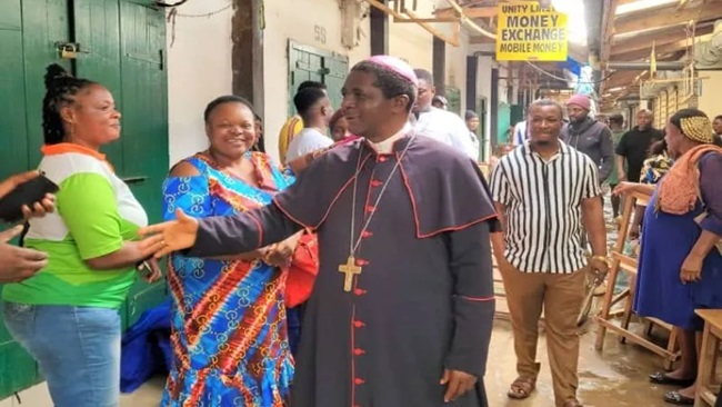 Bamenda: Archbishop Nkea comforts fire disaster victims