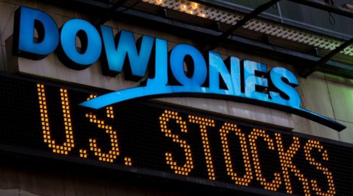 Dow hits fresh record as oil prices tumble