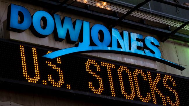 Dow-Jones Dow hits fresh record as oil prices tumble
