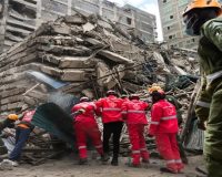 Kenya: rescuers search for seven people in Nairobi building collapse