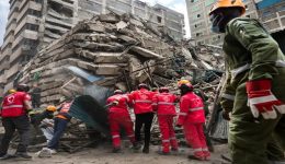 Kenya: rescuers search for seven people in Nairobi building collapse